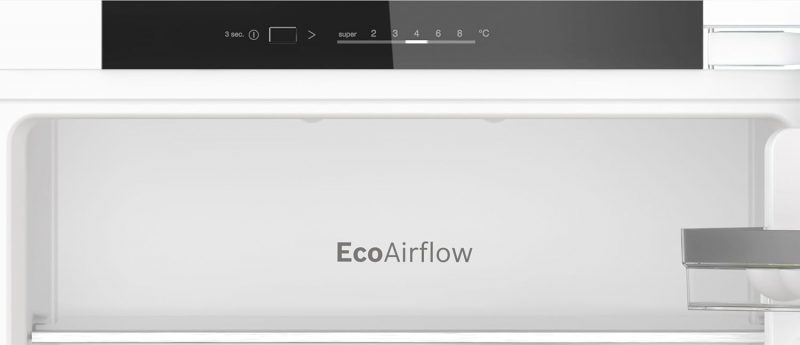 Gros plan sur la partie supérieure intérieure d’un réfrigérateur, affichant un panneau de commande numérique et la mention “EcoAirflow