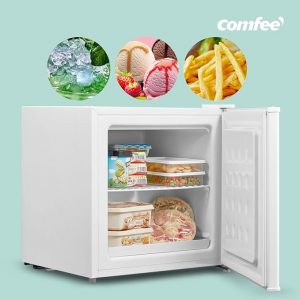 Mini congélateur COMFEE' RCU40WH2(E) avec porte ouverte, montrant un intérieur bien organisé avec des aliments congelés. Des icônes illustrent la conservation des glaçons, des glaces et des frites.