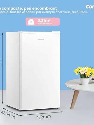 Réfrigérateur compact Comfee' RCD93WH2(E) avec ses dimensions indiquées (860mm de hauteur, 450mm de largeur, 472mm de profondeur) et une surface au sol de 0,21m², illustrant son faible encombrement.