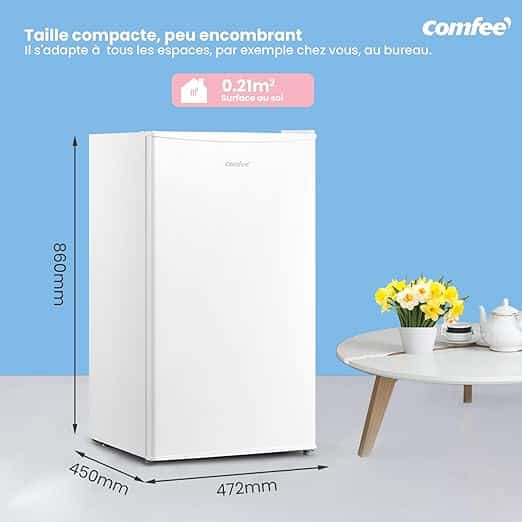 Réfrigérateur compact Comfee' RCD93WH2(E) avec ses dimensions indiquées (860mm de hauteur, 450mm de largeur, 472mm de profondeur) et une surface au sol de 0,21m², illustrant son faible encombrement.