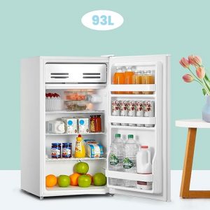 Réfrigérateur compact Comfee' RCD93WH2(E) de 93L avec porte ouverte, montrant un rangement optimisé avec boissons, fruits, produits laitiers et compartiment congélateur.